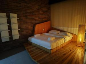 uma cama num quarto com uma parede de tijolos em Vintage 2-BR Apt in Ashrafieh W 24 Power em Beirute
