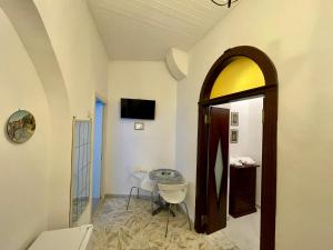 baño con espejo y mesa en una habitación en Residenza Porta di Mare en Castellabate