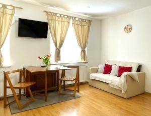 ブラショヴにあるSun Studio in Old Town Center - Quiet & Cozyのソファとテーブルのあるリビングルーム