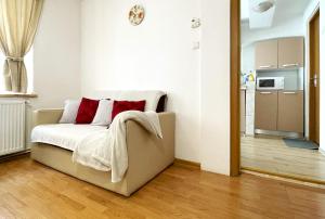 ブラショヴにあるSun Studio in Old Town Center - Quiet & Cozyのベッドルーム1室(赤い枕のベッド1台付)