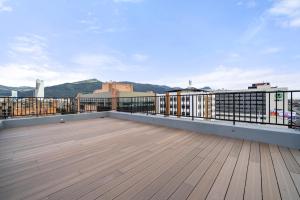 un toit-terrasse avec vue sur la ville dans l'établissement FH - Artsy studio in Chico - Bogota, à Bogotá