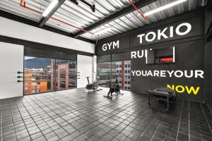 une salle de sport avec un panneau tokyo sur un mur dans l'établissement FH - Artsy studio in Chico - Bogota, à Bogotá