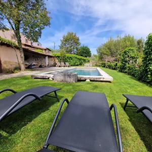 einen Hinterhof mit Pool und Stühlen in der Unterkunft Villa Pedra Natural Houses in Alvorge