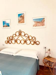 - une chambre avec un grand lit et une grande tête de lit dans l'établissement Villa Stella, à Torre delle Stelle