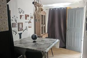 a dining room with a table and chairs and a door at Cosy house close to London Bridge in London