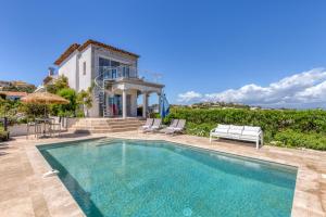 Fotografia z galérie ubytovania Stunning Sea View Cote d'Azur Villa - Rives d'Or v destinácii Fréjus