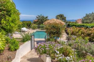 弗雷瑞斯的住宿－Stunning Cote d'Azur Villa - Rives d'Or，花卉花园中的游泳池