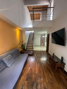 TV a/nebo společenská místnost v ubytování Casa Entera-Cerca a Mall La Central y Estación de Tranvía