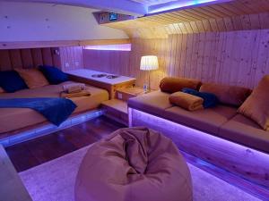 una habitación con 3 camas y una silla con bolsa de frijoles en SLEEPBOAT LuxLife Yatch, en Oporto