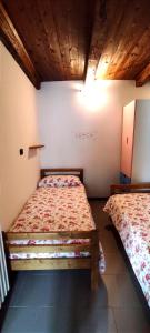 - une chambre avec 2 lits dans l'établissement Lake Como Panoramic View, à Domaso