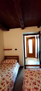 - une chambre avec un lit et une fenêtre dans l'établissement Lake Como Panoramic View, à Domaso