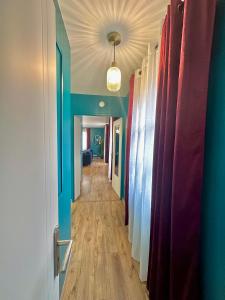 een hal met kleurrijke muren en een hal met een deur bij Le Blue Dream-Disney-Parking privé in Serris