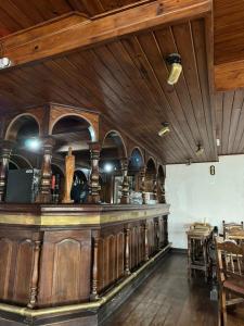- un bar dans une pièce dotée d'un plafond en bois dans l'établissement Hotel y Restaurant Don Quijote, à Macachín