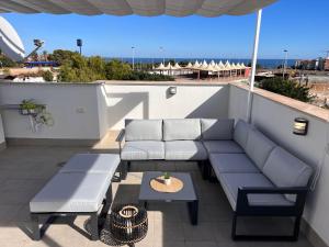 O zonă de relaxare la Punta Prima Villa 3 bedrooms and solarium sea view