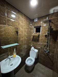 łazienka z toaletą i umywalką w obiekcie Friendly House w Achalciche