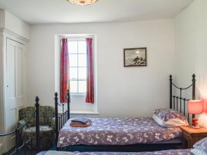 En eller flere senge i et værelse på Nessa Cottage - Uk47087