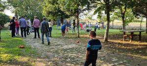 een groep mensen die een spel spelen in een park bij Salas potkovica in Novi Sad