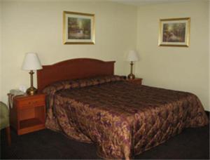 隆波克的住宿－隆波克酒店，酒店客房,配有一张床和两盏灯