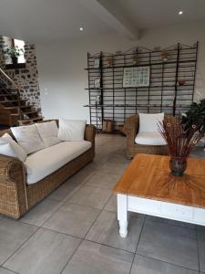 uma sala de estar com um sofá e uma mesa de centro em La Maison de Lili em Loudes