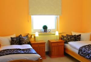 a bedroom with two beds and a window at Villa Sonnenhügel in Zwiesel