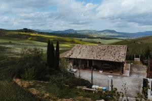 una piccola casa con tetto in un campo di Villa Lemme a Montenero di Bisaccia