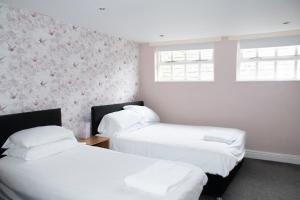 Кровать или кровати в номере Spacious house Liverpool city centre L1, sleeps 16