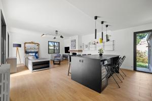 cocina y sala de estar con mesa y sillas en Nice Renting - BELLET - Live A Dream Villa Pool 3 Bedroom Garden Parking en Niza