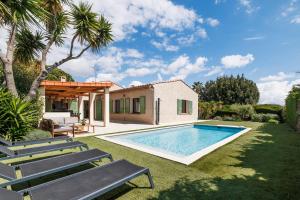 uma villa com uma piscina num quintal em Nice Renting - BELLET - Live A Dream Villa Pool 3 Bedroom Garden Parking em Nice