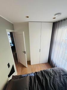 een slaapkamer met een bed, een kast en een deur bij New Apartment in Kadriorg, Tallinn City Centre in Tallinn