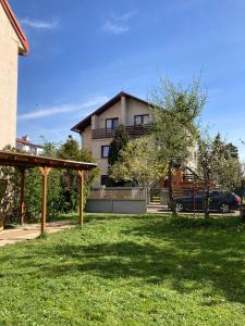 une maison avec une cour herbeuse devant un bâtiment dans l'établissement Spacious apartment - free parking!, à Prague