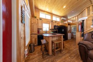 een keuken met een eiland in een tiny house bij Lake Front Cottage Paradise in Pittsburg +36 foto's