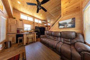 een woonkamer met een bank en een keuken bij Lake Front Cottage Paradise in Pittsburg