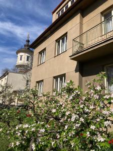 un bâtiment avec une tour d'horloge en haut dans l'établissement Spacious apartment - free parking!, à Prague