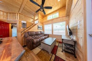 een woonkamer met een leren bank en een bureau bij Lake Front Cottage Paradise in Pittsburg