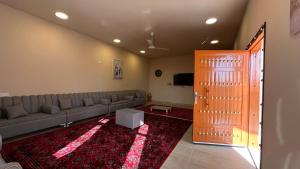 استراحة عبق الاندلس في Sayq: غرفة معيشة بها أريكة وتلفزيون