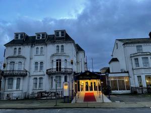 Un gran edificio blanco con un cartel delante. en The Dolphin Hotel, en Great Yarmouth