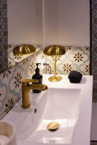 baño con lavabo con 2 luces y espejo en Exquisito apartamento en el centro. en Gandía