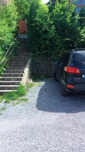 un coche estacionado al lado de un conjunto de escaleras en Casa Dora, en Sovata