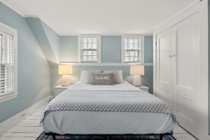 1 dormitorio con 1 cama grande y 2 lámparas en Cozy Large Home in Harwich with Patio near Wequassett Resort, en Harwich