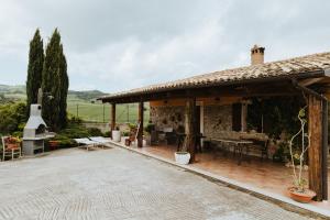 una casa con patio arredato con tavolo e sedie di Villa Lemme a Montenero di Bisaccia