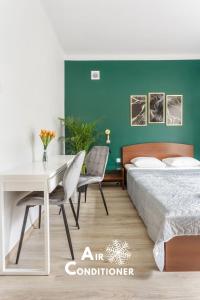 - une chambre avec un lit, une table blanche et des chaises dans l'établissement Lemonade Nowogrodzka, à Varsovie