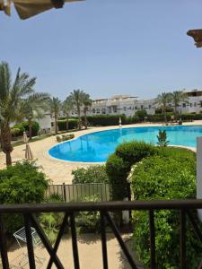 een balkon met uitzicht op het zwembad van een resort bij Delights in Sharm El Sheikh