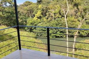 d'un balcon avec vue sur la rivière et les arbres. dans l'établissement Cala Ranch Suites, à Quesada