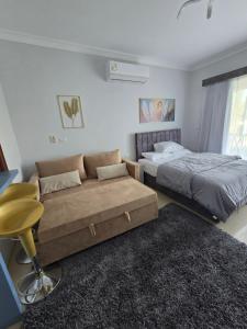 een woonkamer met een bank en een bed bij Delights in Sharm El Sheikh