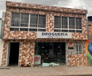 een winkel met een bord aan de voorkant van een gebouw bij Villa del Centro in Paipa