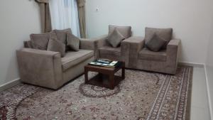 العييري للشقق المفروشة االنعيريه 1 في النعيرية: غرفة معيشة مع كنبتين وطاولة قهوة