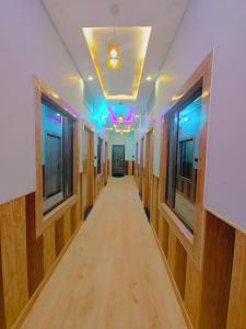 Imagen de la galería de Shri Radhe Radhe Guest House In-front of Ram Janam Bhumi Main Gate Opposite 200 Meter Fully AC All Rooms, en Ayodhya