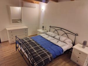 a bedroom with a bed with a blue comforter at Sunrise Home in Porto