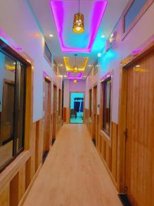 Imagen de la galería de Shri Radhe Radhe Guest House In-front of Ram Janam Bhumi Main Gate Opposite 200 Meter Fully AC All Rooms, en Ayodhya