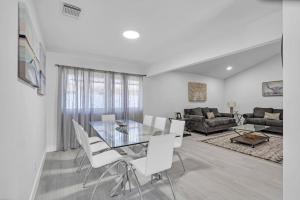 Χώρος καθιστικού στο Chic Miami Private Pool Home